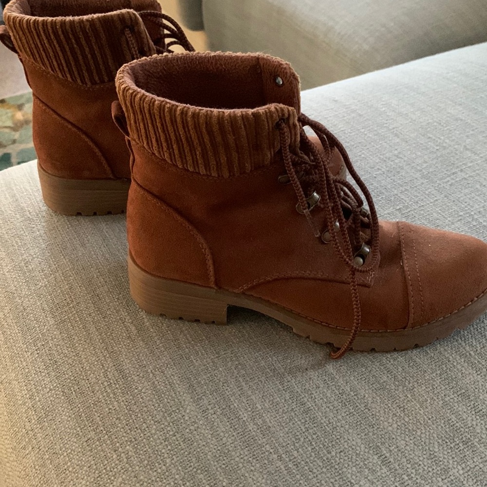 Universal Thread boots